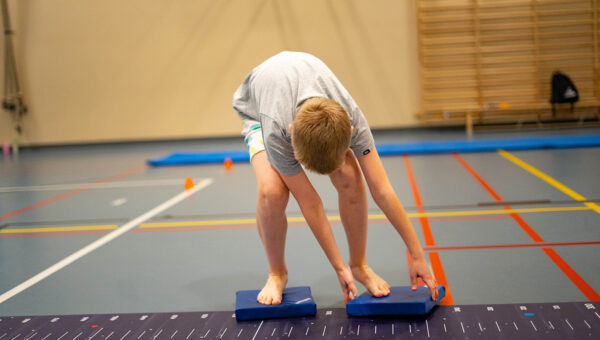 Boy exercising the 'moving sideways' SportKompas test